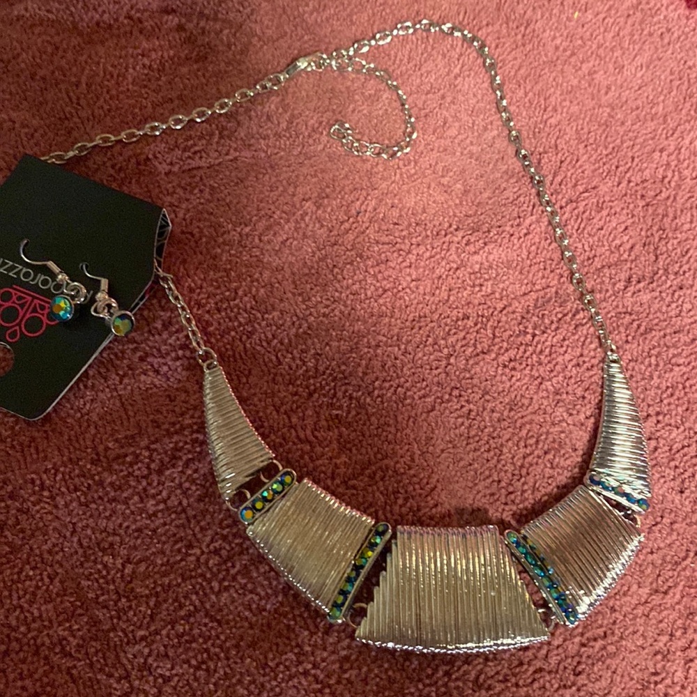 Pretty necklace with matching earrings silver and green never worn Paparazzi